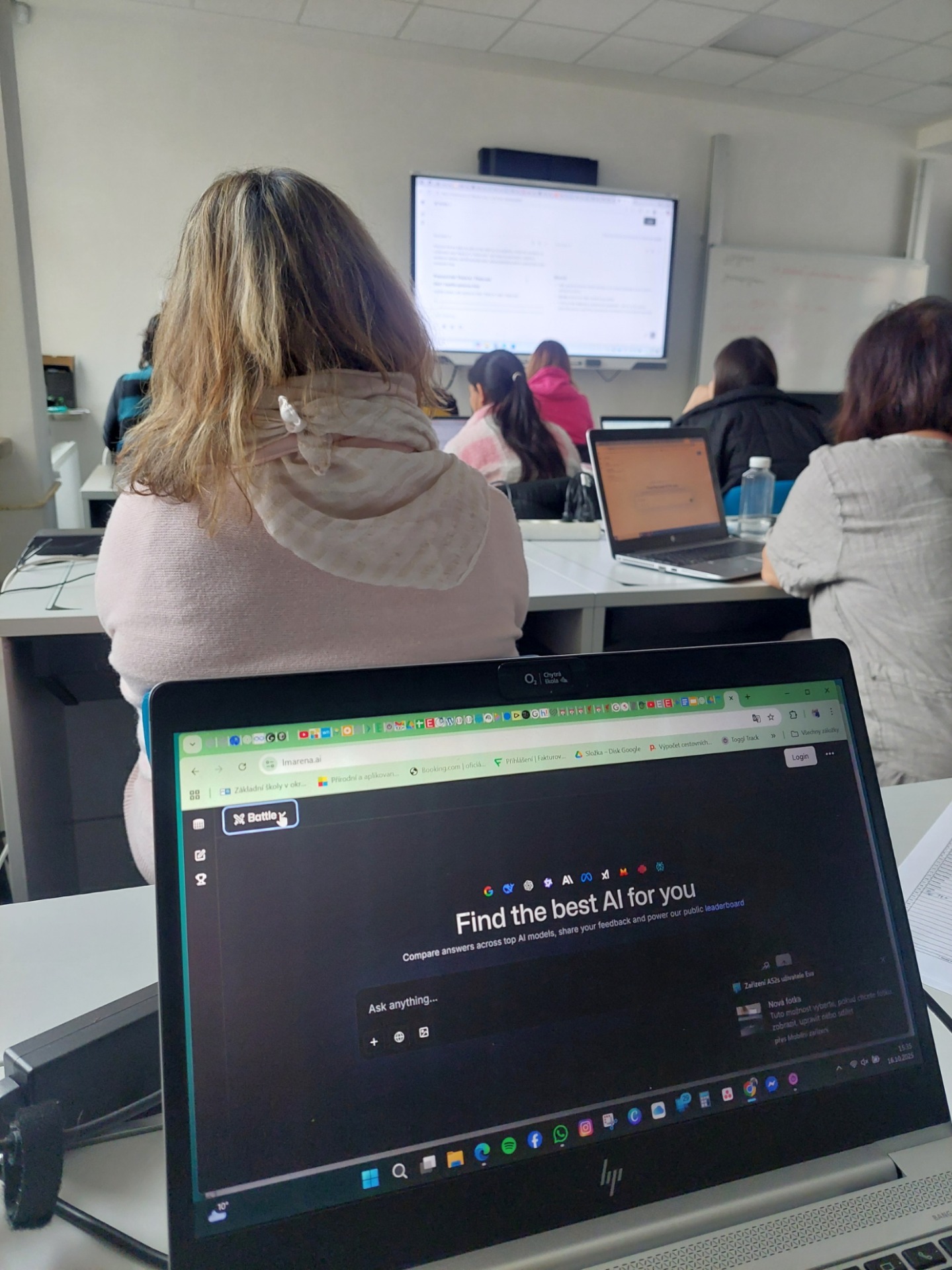 Děkujeme ZŠ Frýdlant za zapůjčení multimediální učebny na workshop AI dětem. Foto ED